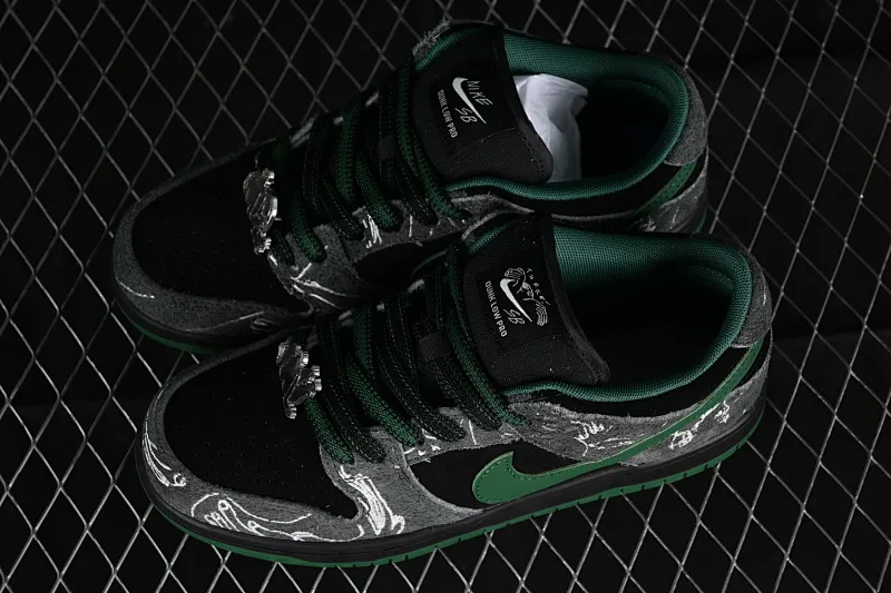 All Categories Nk SB Dunk Series Nk SB Dunk Low Low-top Sneakers C Version There Skateboards x Nk SB Dunk Low Graffiti Art Style Joint Model SB Low-top Casual Sneakers HF7743-001